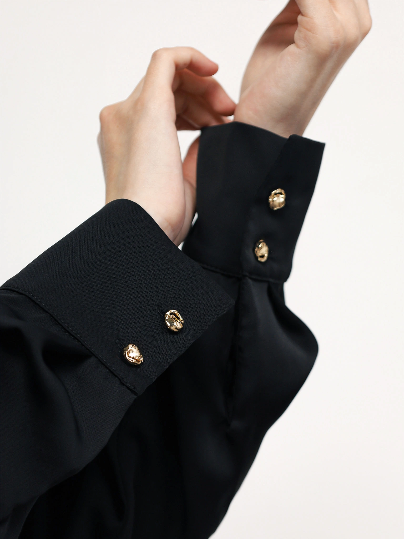 Блуза черного цвета с рюшами